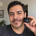 Hombre con Bold Density en la mano